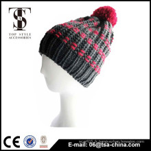 Le bonnet acrylique d&#39;hiver à motifs à la mode avec pom pom